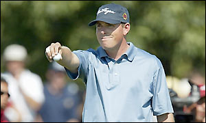 Leonard has a poor final round of five over that costs him the title