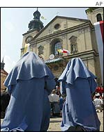 Nuns outside the Kalwaria Zebrzydowska church