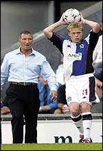 Damien Duff takes a throw as manager Graeme Souness looks on