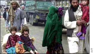 An Afghan family returning from Pakistan to Afghanistan