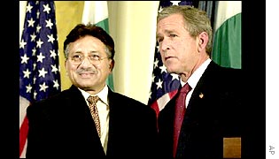 President Pervez Musharraf (L) with President Bush