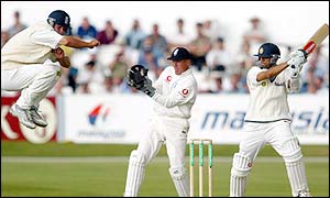 Rahul Dravid hits a unbeaten 110 as England struggle 