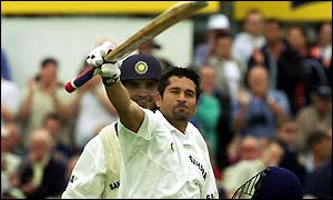 Tendulkar salutes the Headingley crowd