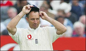 Nasser Hussain's England team take just one wicket as Dravid, Tendullkar and Ganguly pile on the runs 