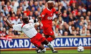 Liverpool's El-Hadji Diouf moves away from Southampton's Paul Williams