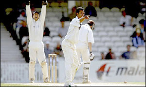 Prittipaul successfully appeals for the scalp of Batty