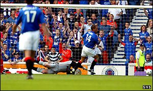 Ronald de Boer opens the scoring for Rangers