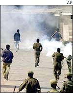 Police chase Kashmiri Muslims in Srinagar