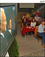 People watching the Stoiber/Schroeder TV debate 