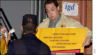 Fernando Barrena (R), member of the Mesa Nacional de Batasuna, holds a placard reading Freedom for the Basque Country