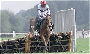 Tony McCoy riding Mighty Montefalco wins the Everedge Handicap Hurdle race at Uttoxeter to break Richard Dunwoodys record number of winners at Uttoxet