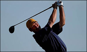 Rich Beem plays his tee shot on the 18th in his final round at Hazeltine 
