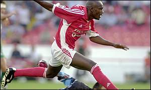 Pedro Mantorras scores for Benfica