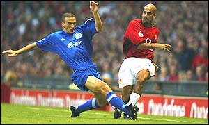 Juan Sebastian Veron crosses for Manchester United