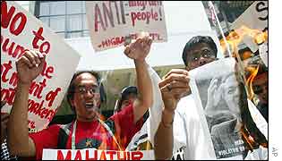 Filipino protesters burn photos of Malaysian Prime Minister Mahathir Mohamad 