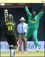 Thomas Odoyo bowls Abdur Razzaq