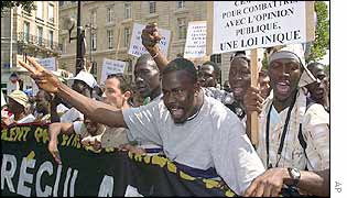 Hundreds of immigrants protest 24 August 2002 in Paris