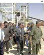 Iraqi officials show journalists suspect plant