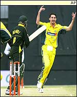 Jason Gillespie bowls Shahid Afridi