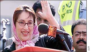Benazir Bhutto addresses party faithful at Trafakgar Square in August 2002