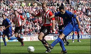 Ryan Giggs fires Manchester United into an early lead