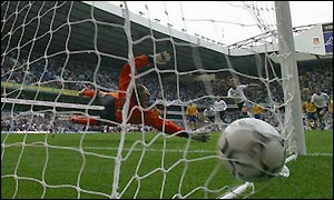 Tottenham stay unbeaten as they move top of the league