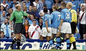 Manchester City players complain about Shaun Wright-Phillips' dismissal