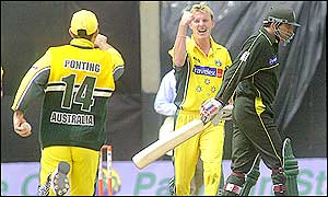 Brett Lee has Afridi caught in the slips by Ricky Ponting