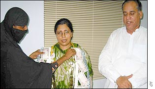 Mukhtar Mai presenting her lawyers with garlands of currency notes