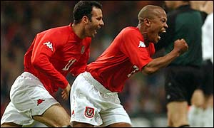 Robert Earnshaw (right) celebrates with Ryan Giggs after scoring the winner against 