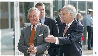 Italian Minister for Economy and Finance Giulio Tremonti (left) and Danish Finance Minister Thor Pedersen at the entrance of the Copenhagen Congress Centre