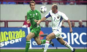 Jason McAteer battles for possession with Viktor Onopko