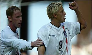 Nicky Butt congratulates a jubilant Alan Smith