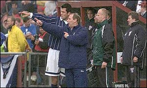 Bertie Vogts talks team tactics with a substitute in the second half