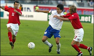 Wales' Ryan Giggs (left) and Robbie Savage close down Finland's Jari Litmanen