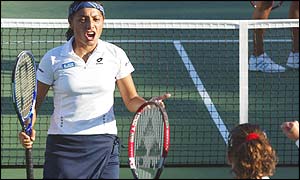 Paola Suarez turns to celebrate with Virginia Ruano Pascual