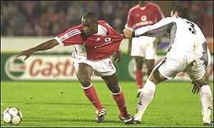 Mantorras plays professional football in Portugal 