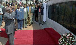 President Moi unveiling a memorial to the victims of the US bombing