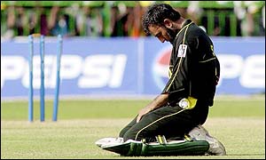 Saeed Anwar looks on in despair as another Pakistan wicket falls