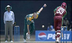Allan Donald bowls at Ramanresh Sarwan