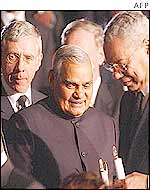 Mr Vajpayee (c) with British Foreign Secretary Jack Straw (l) and US Secretary of State Colin Powell (r)