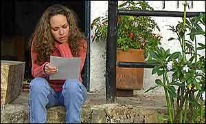 Lady reading a ransom note
