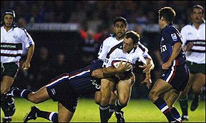 Sale's Dan Harris tackles Leicester's Glenn Gelderbloom