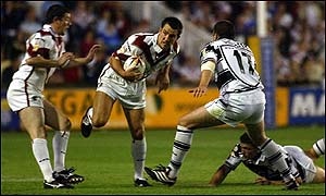 St Helens' Paul Sculthorpe sidesteps the Hull defence