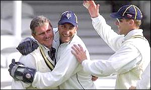 Robin Smith receives the congratulations of his teammates