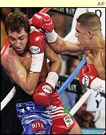 Fernando Vargas (right) pins Oscar de la Hoya on the ropes