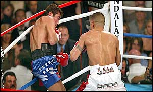 Vargas (right) has De la Hoya on the ropes in the opening round