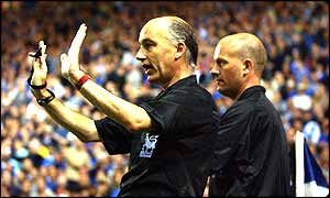 David Elleray appeals for time to discuss the incident with his linesman