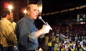 Jose Serra addresses a rally in a key state