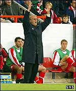 Ebbe Skovdahl watches from the Pittodrie dugout